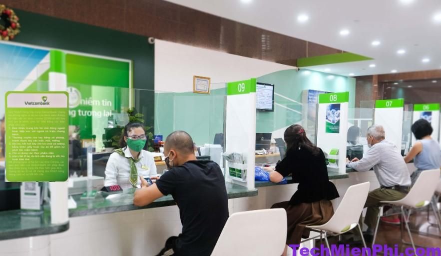 Đến giao dịch trực tiếp tại ngân hàng Vietcombank